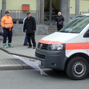 Vichr srazil stožár přímo na sanitku, u Babylonu zase spadl strom na vlak