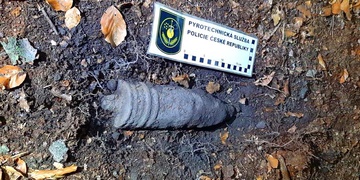 V Plzni na Valše nalezl muž dělostřelecký granát