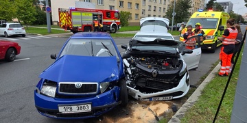 Třiaosmdesátiletý řidič přehlédl vůz jedoucí po hlavní silnici
