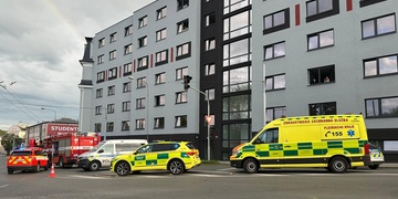 Mladý muž vyhrožoval skokem ze střechy šestipatrové budovy