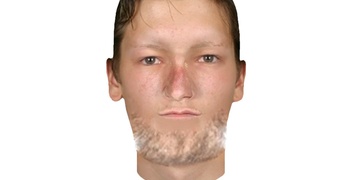 Pachatel zcela bezdůvodně srazil seniora k zemi a poté mu dupl na nohu tak silně, že mu ji zlomil