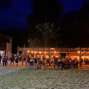 Mimořádně agresivní muž nožem ohrožoval hosty kempu