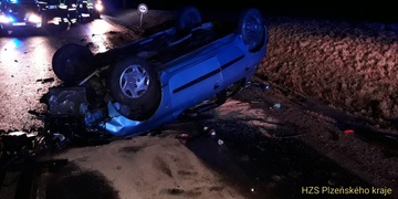 Auto skončilo na silnici na střeše