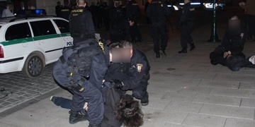 Jen tak pro zábavu napadli šest lidí