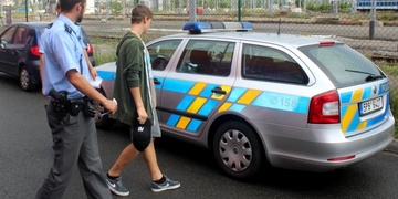 Dva patnáctiletí utekli z výchovného ústavu a jejich první cesta vedla krást