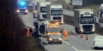 Nehoda kamionu uzavřela dálnici D5