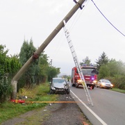 Přerazila sloup elektrického vedení a odešla domů