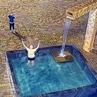 Další muž si spletl kašnu s vanou