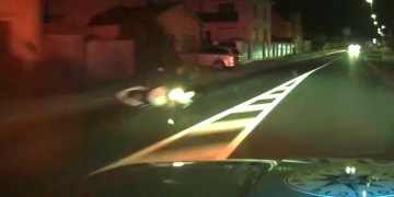 Policisté pronásledovali motorkáře, který se přímo před nimi vysekal