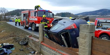 Vůz vyletěl z vozovky a střechou narazil do zídky, řidiče poté museli z vraku vozu vystříhat hasiči
