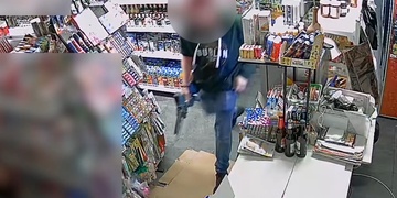 Cizinec zaútočil na prodavačku motorovou pilou a pořezal ji na hlavě, krku i rukou - aktualizováno
