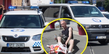 Těžce opilý Polák obsadil chodník před cukrárnou