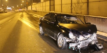 Na magistrále se Mercedes přiřítil protisměrem a rozbil se o zeď