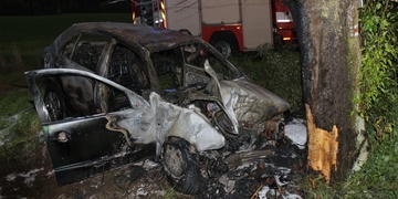 Vozidlo po nárazu do stromu začalo hořet, o životy posádky bojoval spolujezdec