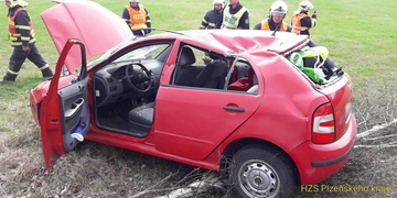 Žena vezoucí dvouleté dítě nezvládla řízení