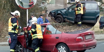 Jedno auto skončilo v příkopu, druhé v zahradě