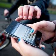 Další loupež v Plzni - pachatel zmlátil muže pro mobilní telefon