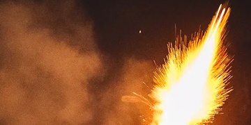 Vojáci za jízdy házeli dělobuchy na protijedoucí auta