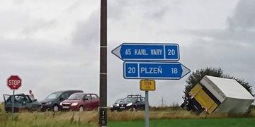 Na hlavním tahu na Karlovy Vary se střetl náklaďák se dvěma osobními vozy