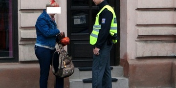 Překvapená a bez auta, tak zůstala stát cizinka včera na náměstí
