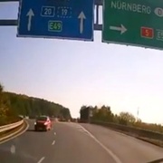 Nepochopitelný průjezd křižovatkou i jízda po přivaděči v protisměru