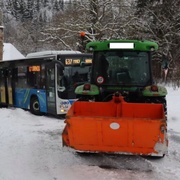 Jeden autobus jel vyprostit, druhý poškodil