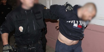 Nepoučitelný agresor na nádraží i rozkopané dveře v Tylově ulici