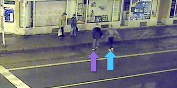 Policie pátrá po dvojici, která napadla dva muže na tramvajové zastávce