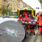 Okno spadlo z druhého patra na procházející ženu
