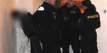 Puberťák napadl strážníky a pak vyhrožoval i záchranářům