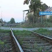 Šílená, opilá žena málem způsobila tragédii na přejezdu