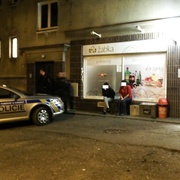 Včera večer Dobřany rozezněly policejní majáky, došlo zde k loupeži.