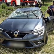 Těžce opilá žena se převrátila s autem, ve kterém vezla batole