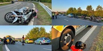 Řidič najel do motorkáře, vytlačil ho ze silnice a z místa zbaběle ujel