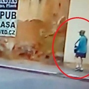 Cyklista v Purkyňově ulici vykradl auto - pomozte ho najít!