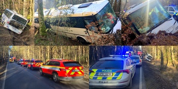 Zfetovaný a opilý řidič poslal kradený autobus do příkopu - Aktualizováno