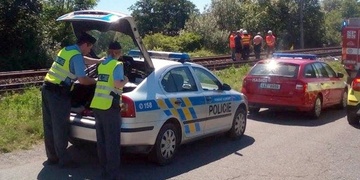 Vlak srazil a usmrtil osobu v kolejišti