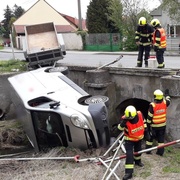 Řidič s dodávkou prorazil zábradlí a spadl do potoka