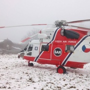 Na seniora spadl strom, helikoptéra však pro mlhu nemohla s pacientem vzlétnout