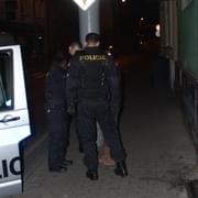 Vloupal se do ordinace i bytu a pak se schovával za trámem