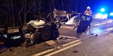 Vozidlo ve vysoké rychlosti vjelo do kamionu, hasiči vyprošťovali dvě osoby