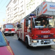 Požár na Americké, průjezd třídou byl uzavřen