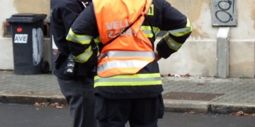 Nejprve se zabydlela u hasičů a pak policistům prokopla dveře