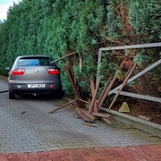 Opilý řidič projel zavřenou branou