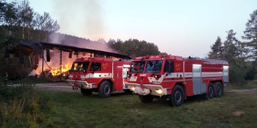 Ranní požár kontrolovaně dohořívá