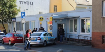 Loupež na Borech na poště, maskovaný pachatel prchá