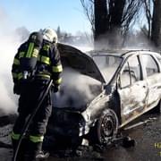 Střet auta s autobusem i hořící vůz