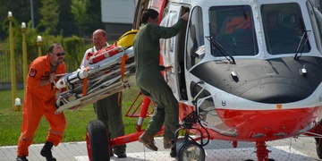 Muž spadl ze stromu i s motorovou pilou