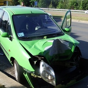 Narazil do kamionu a skončil ve stromě