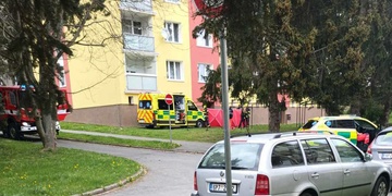 Muž pád z okna nepřežil